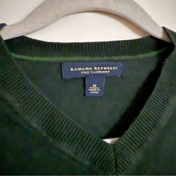 Banana Republic Size Medium Green SILK COTTON CASHMERE V-NECK SWEATER - Picture 3 of 5